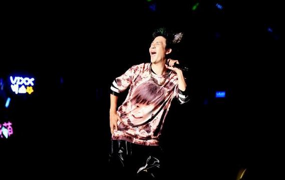 身陷“抄袭”风波之后，大张伟在《盖世英雄》上又放大招唱神曲