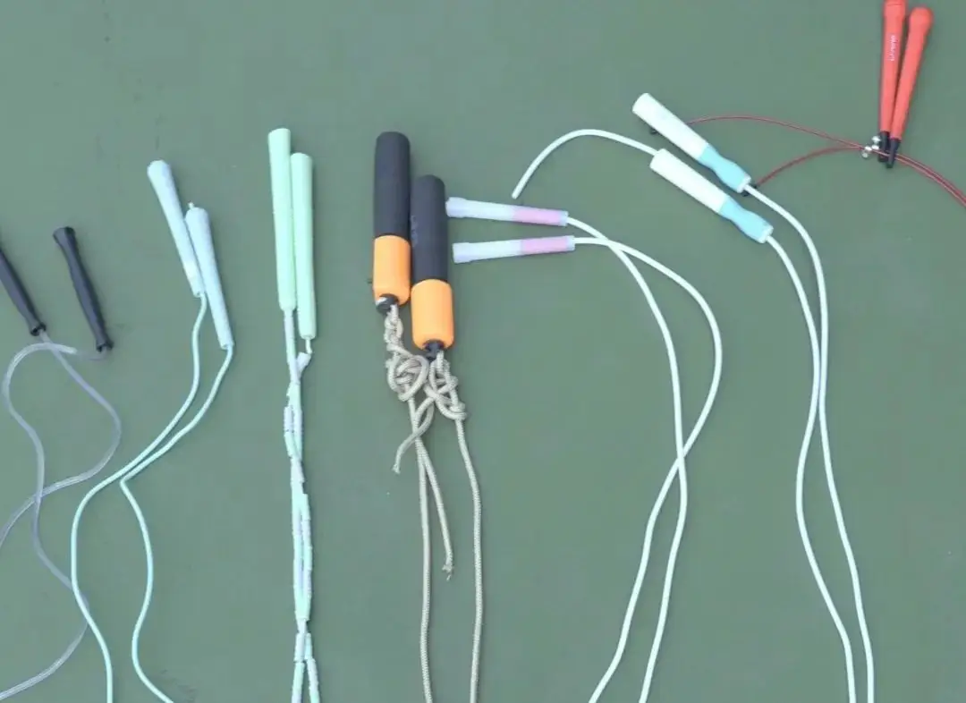 亲子跳绳游戏规则_小学体能测试跳绳技巧_跳绳零基础教学