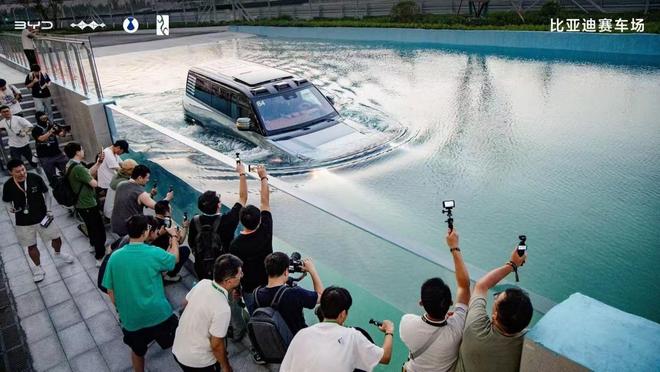 模拟赛车赛道_比亚迪全地形赛车场_比亚迪赛车文化体验