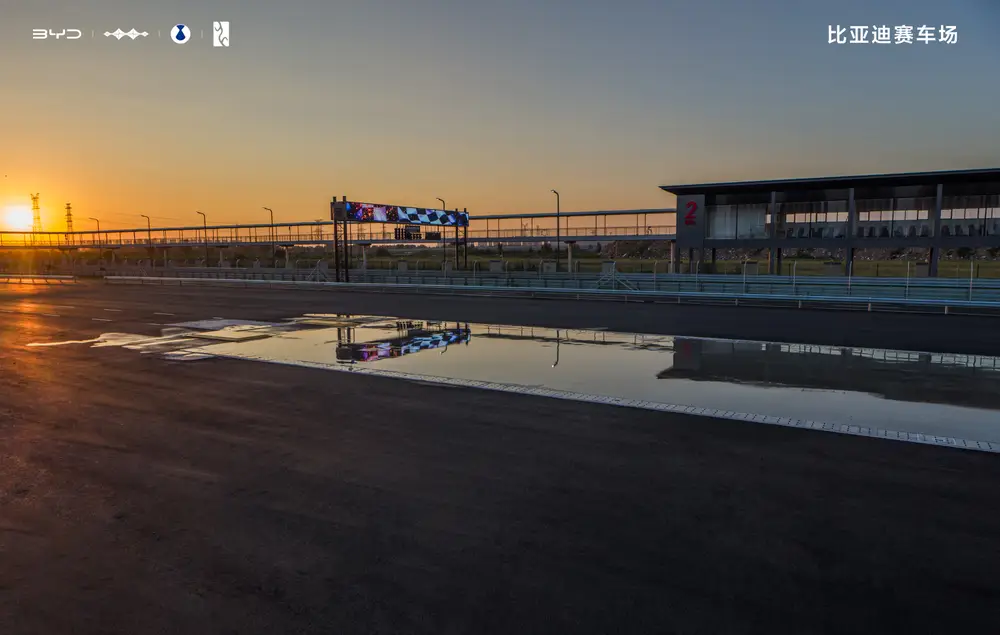 比亚迪赛车场_全地形赛车场体验_模拟赛车赛道