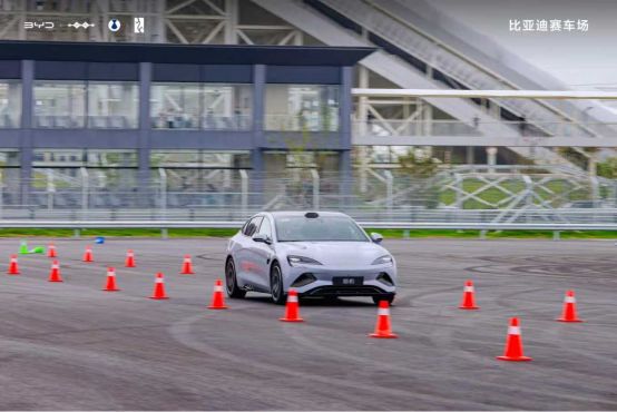 极致驾控体验_模拟赛车赛道_比亚迪郑州全地形赛车场