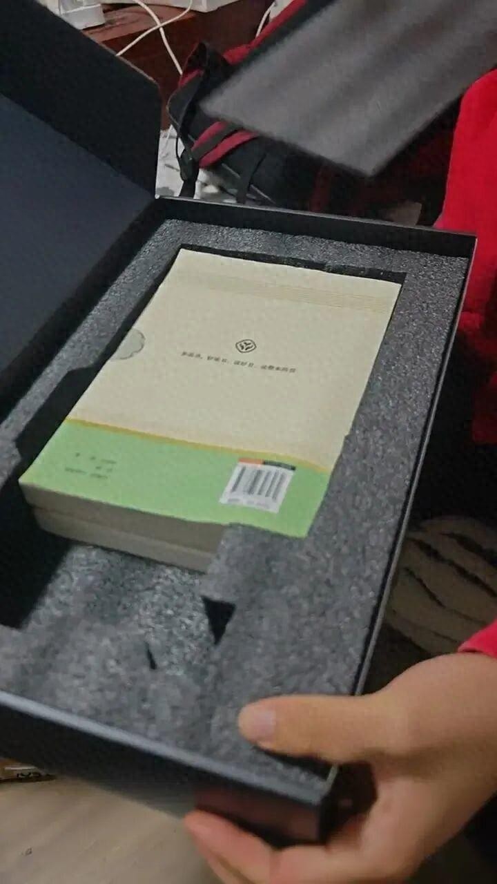 男子网购3000多元的电脑显卡，出于谨慎全程录制开箱视频，没想到收到的竟是两本书，店方回应
