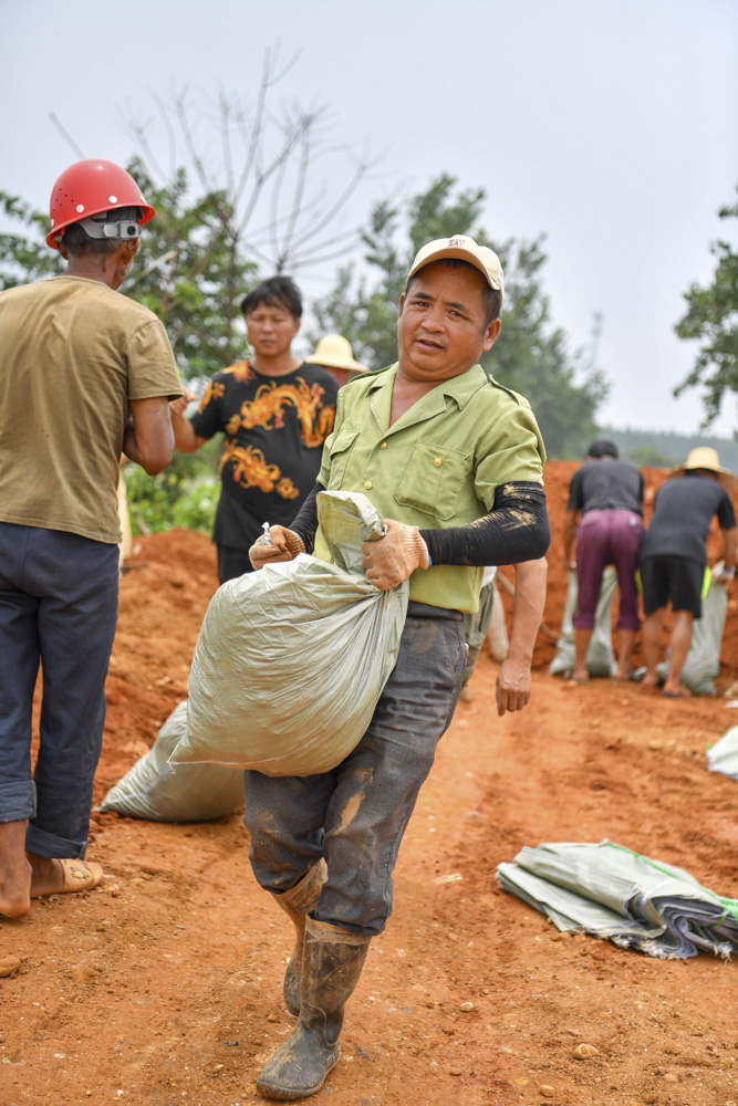 【现场直击】江西永修县：洪水正在消退，堤坝仍有垮塌风险，村民齐心保卫家园