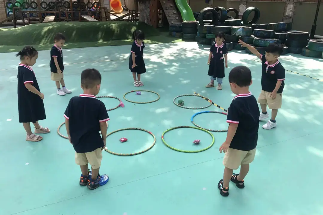 雅正幼小班级户外游戏沙包玩法_小班沙包游戏活动设计_沙包游戏规则图片设计