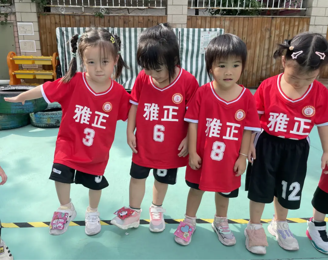 小班沙包游戏活动设计_雅正幼小班级户外游戏沙包玩法_沙包游戏规则图片设计