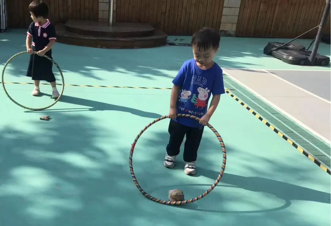 小班沙包游戏活动设计_沙包游戏规则图片设计_雅正幼小班级户外游戏沙包玩法