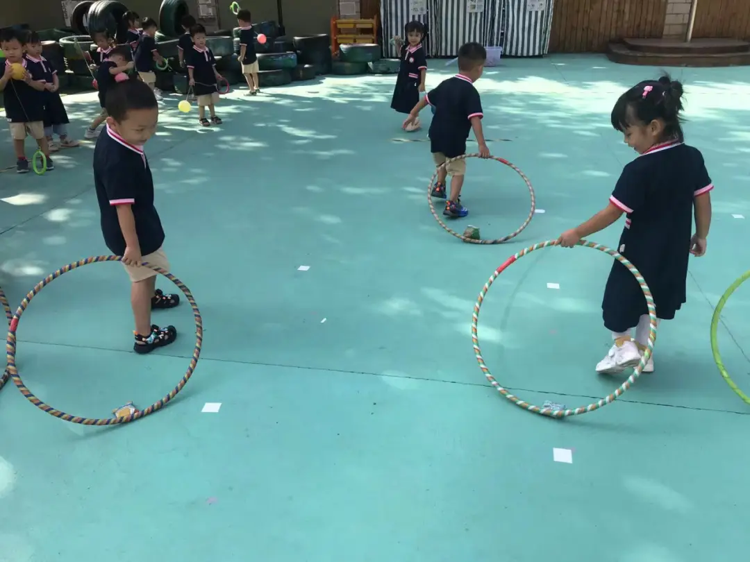 小班沙包游戏活动设计_沙包游戏规则图片设计_雅正幼小班级户外游戏沙包玩法