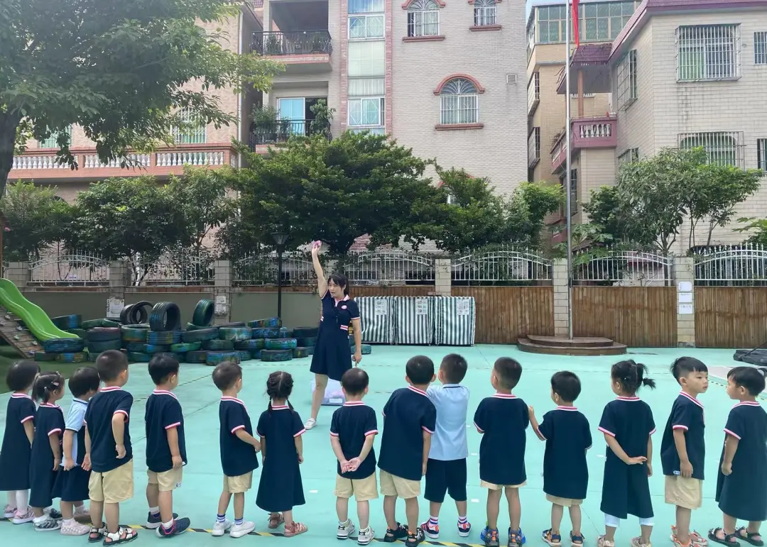 雅正幼小班级户外游戏沙包玩法_沙包游戏规则图片设计_小班沙包游戏活动设计