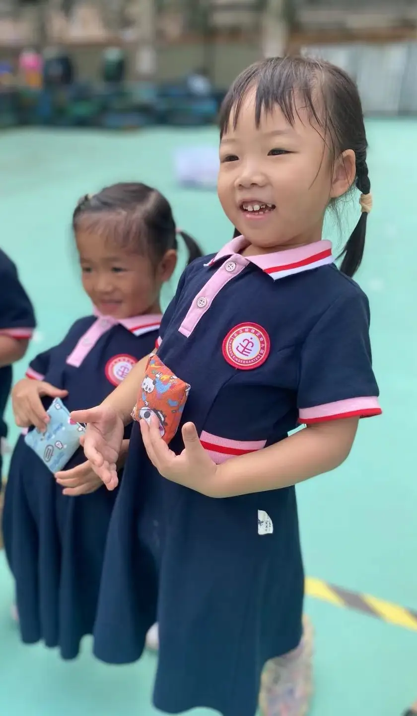 小班沙包游戏活动设计_沙包游戏规则图片设计_雅正幼小班级户外游戏沙包玩法