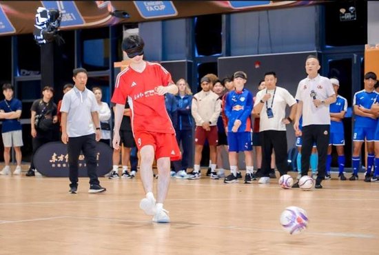 2025明日之星冠军杯足球赛_东方红资产管理公益足球活动_盲人足球趣味游戏规则