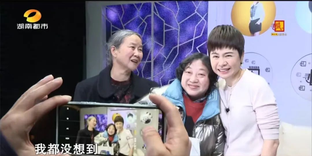 王燕和她回访的家庭。.jpg