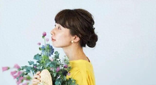 女人40岁后，别再剪短发了！今夏流行这4种发型，减龄显气质