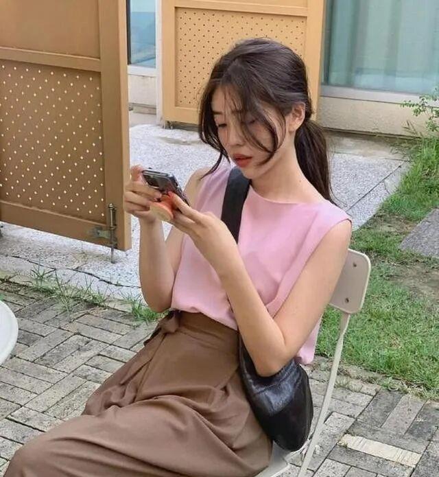 女人40岁后，别再剪短发了！今夏流行这4种发型，减龄显气质