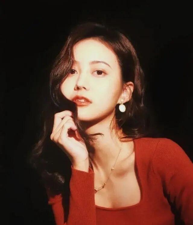 女人40岁后，别再剪短发了！今夏流行这4种发型，减龄显气质
