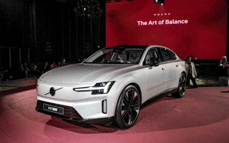 全新沃尔沃EX90曝光，续航近650km 硬刚宝马 i5，颜值与实力双在线