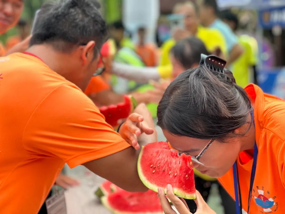 吃西瓜比赛游戏规则_夏日沙滩滚瓜大战游戏规则_丽紫欢乐水世界吃瓜挑战赛