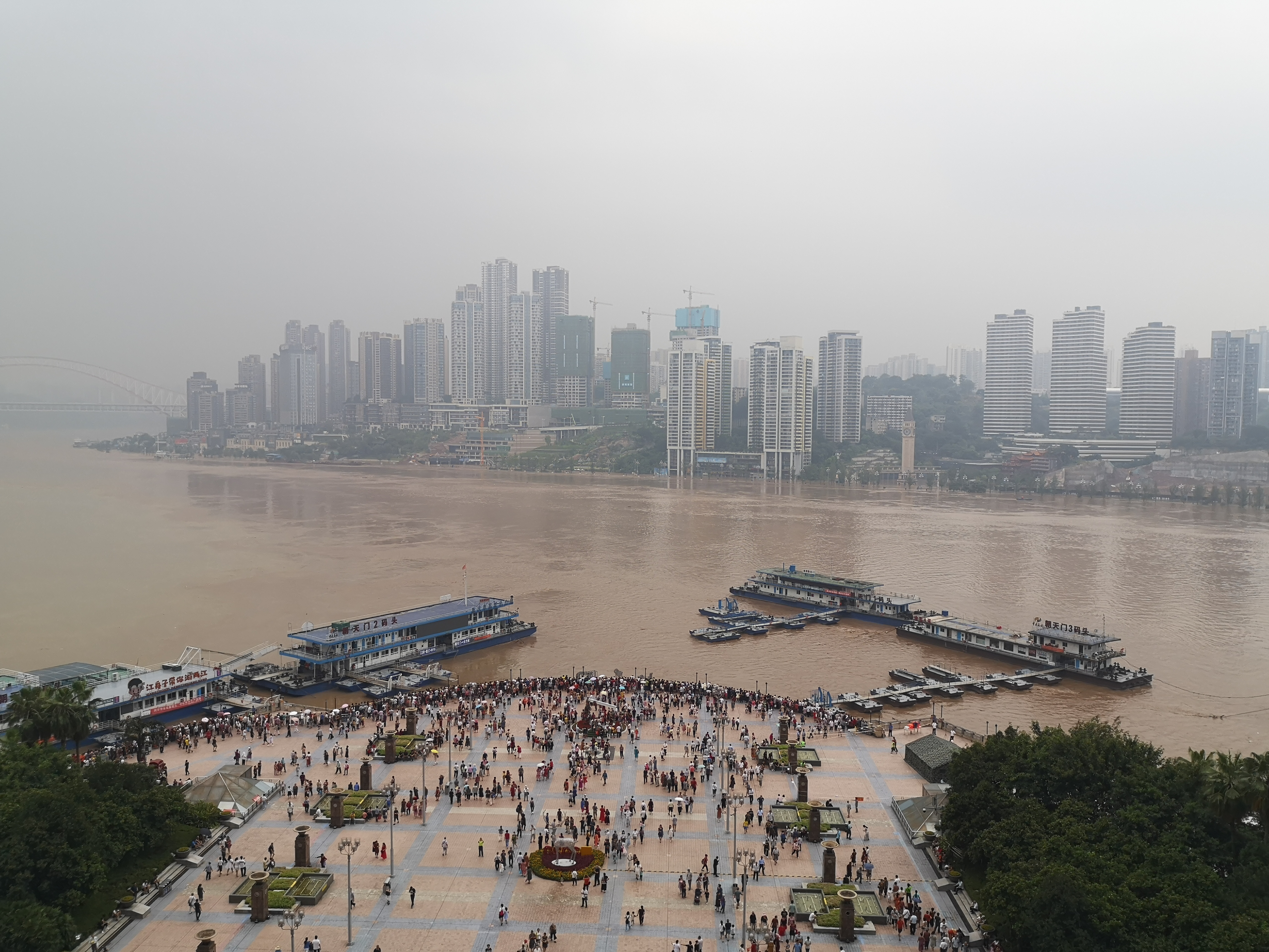 直击重庆洪水：两江交汇“鸳鸯锅”没了，洪崖洞景区受灾关闭
