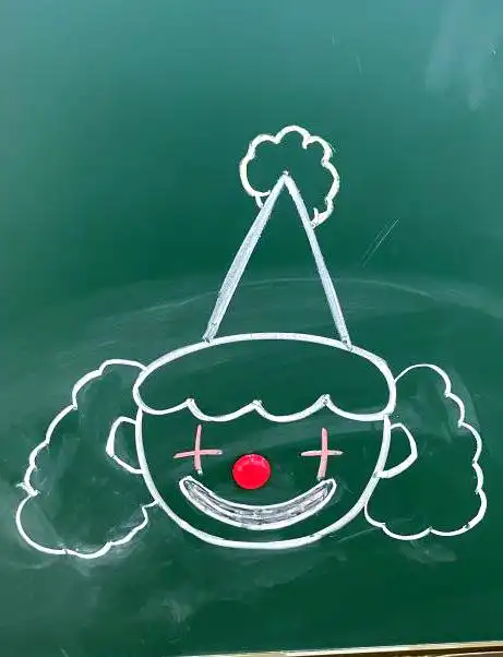 小朋友们的贴鼻子游戏：欢笑与挑战齐飞