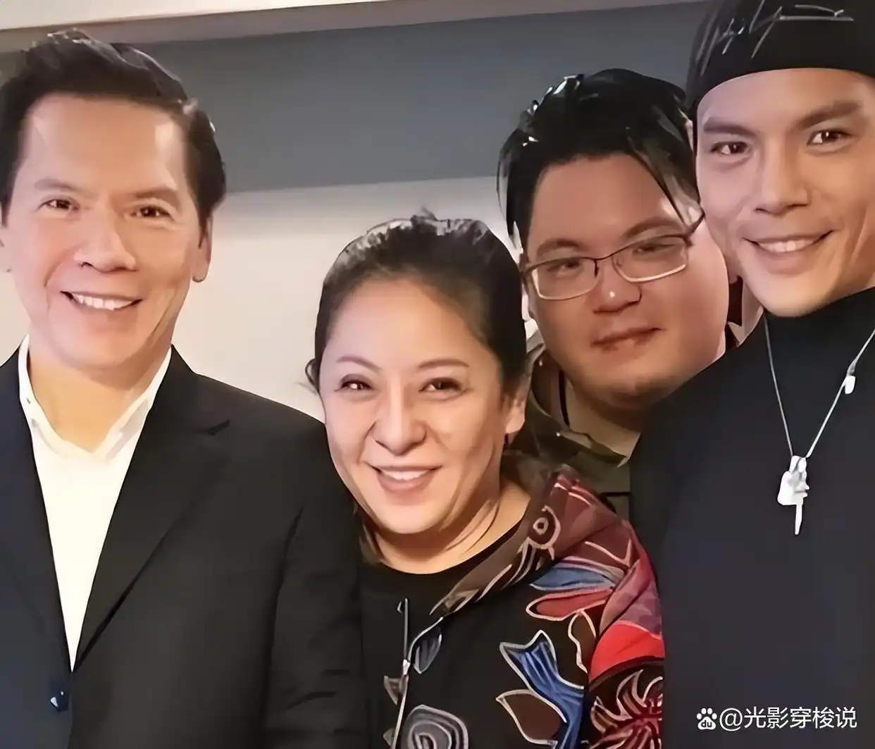 向华强大哥葬礼，大批反黑组警员布控，陈岚、向佐现身面露哀色