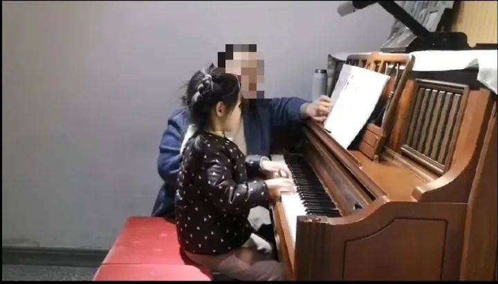 太卷！班里一幕让佛系妈妈不淡定：时间全靠挤