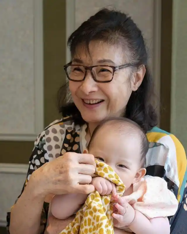 68岁寇世勋近况，晚年常伴原配家人，二房3子女海外留学