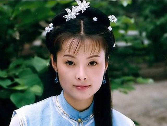 与富商同居12年，与两任前夫闪离，三婚嫁给穷诗人的袁立不后悔？
