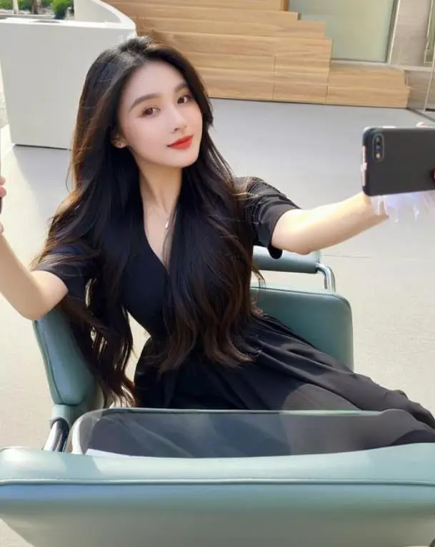 双胞胎姐妹玩骰子_掷骰子猜大小游戏规则_搞笑图片搞笑段子