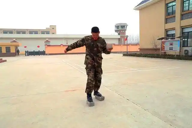 bomb game游戏规则_春节期间武警官兵军营小游戏_兵哥哥们军营游戏活动