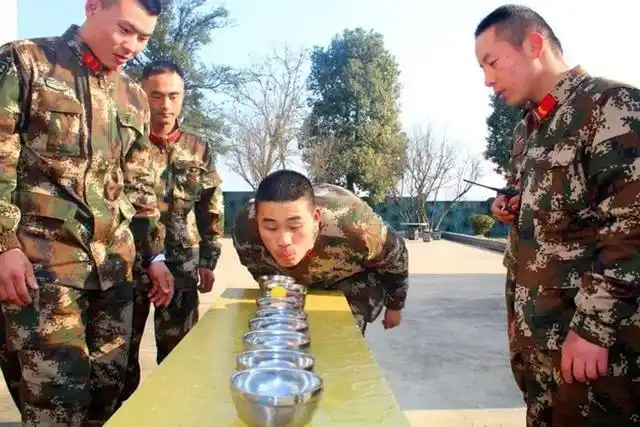 bomb game游戏规则_兵哥哥们军营游戏活动_春节期间武警官兵军营小游戏