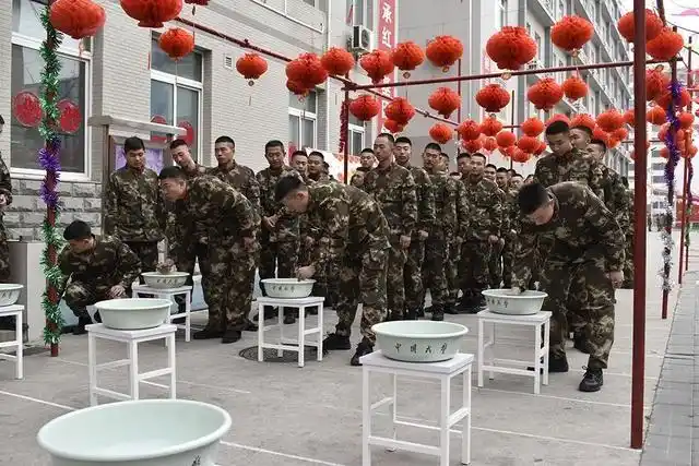 兵哥哥们军营游戏活动_bomb game游戏规则_春节期间武警官兵军营小游戏