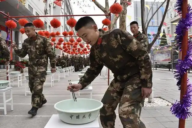 春节期间武警官兵军营小游戏_兵哥哥们军营游戏活动_bomb game游戏规则