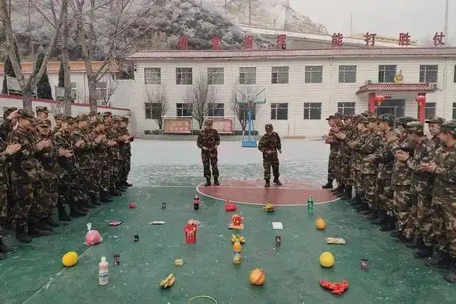春节期间武警官兵军营小游戏_bomb game游戏规则_兵哥哥们军营游戏活动