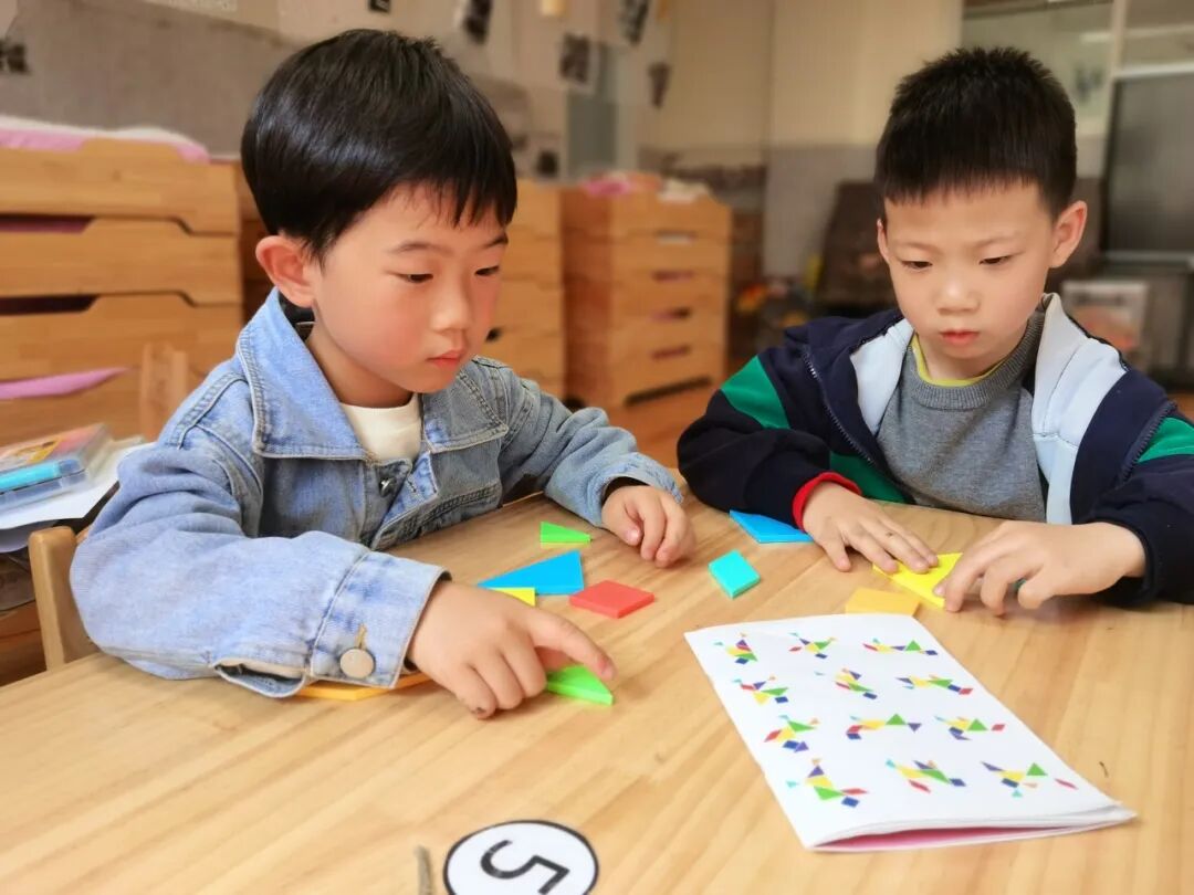 七巧板拼图游戏_七巧板幼儿园活动_智力拼图游戏