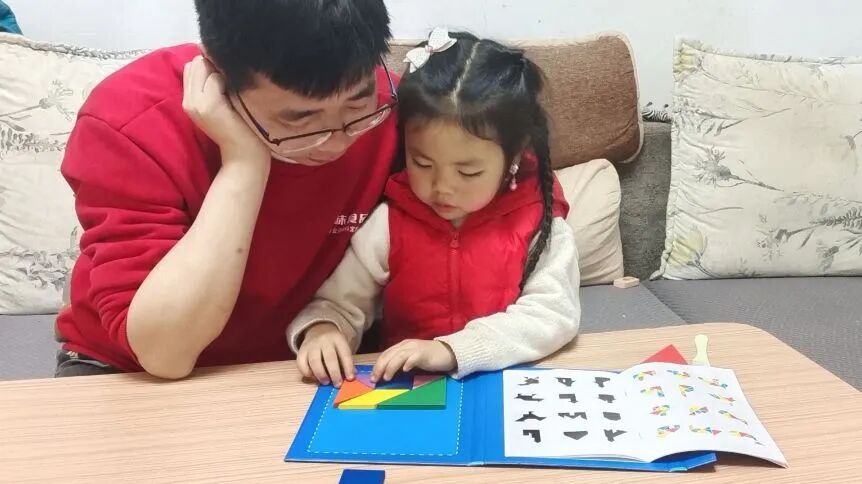 七巧板拼图游戏_七巧板幼儿园活动_智力拼图游戏