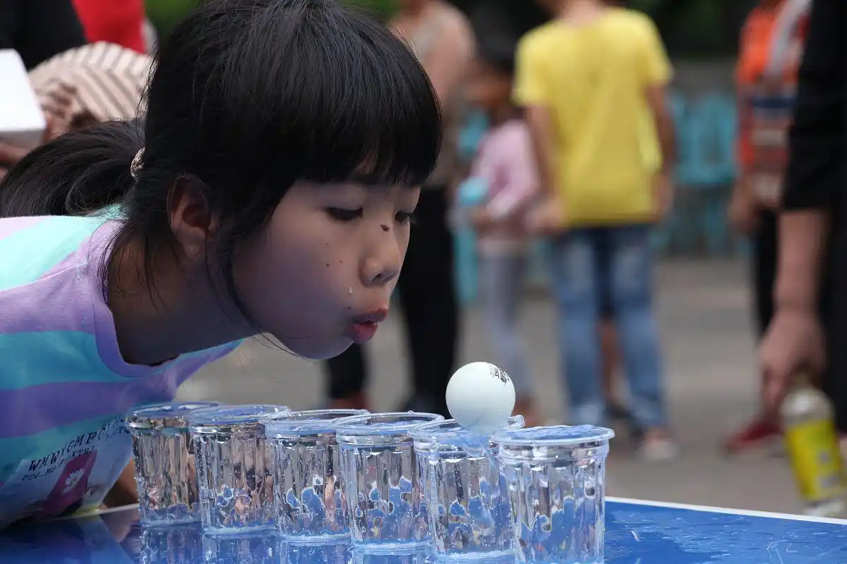 吹乒乓球游戏，简单规则背后的趣味竞技与团队协作大考验？