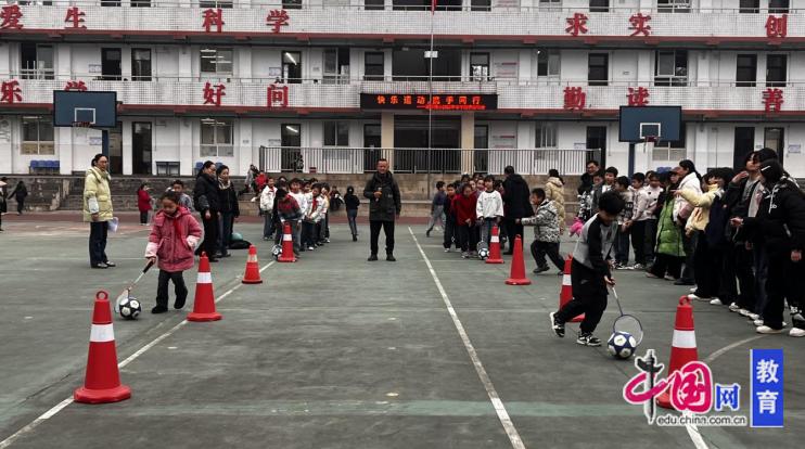 两人三足比赛_三人两足游戏规则_冬季趣味运动会