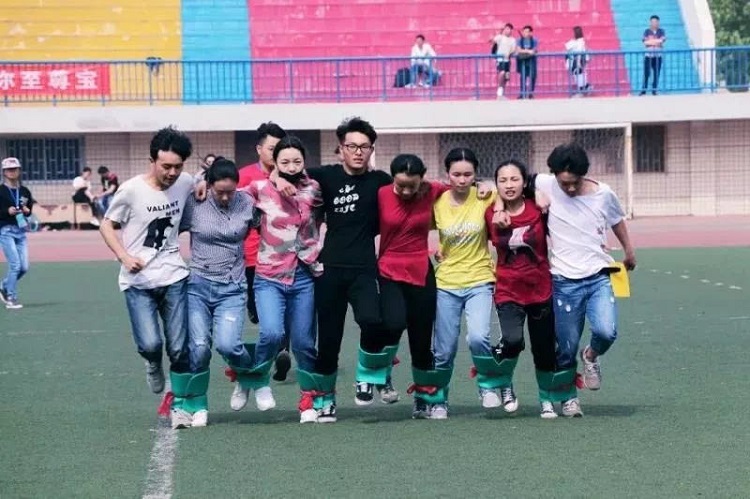 全程50米绑腿接力赛_室外绑腿游戏规则_爱的魔力转圈圈糖果传递规则