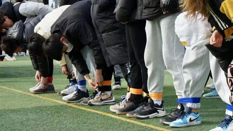 爱的魔力转圈圈糖果传递规则_室外绑腿游戏规则_全程50米绑腿接力赛