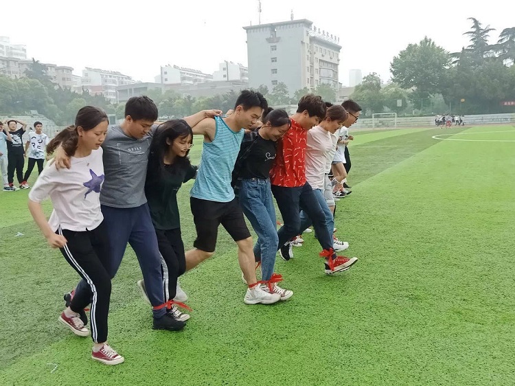 爱的魔力转圈圈糖果传递规则_全程50米绑腿接力赛_室外绑腿游戏规则