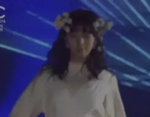 美女模特上台走秀，这波涛汹涌的气势，挡不住