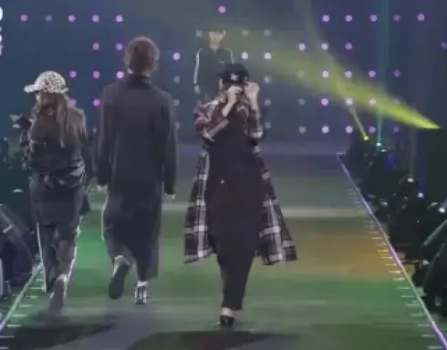 美女走秀疯狂“嘚瑟”，身前的风景一晃一晃的，我眼都花了