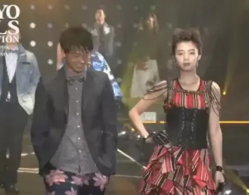 美女走秀真大胆，舞台一把抱住男模，可把男子高兴坏了