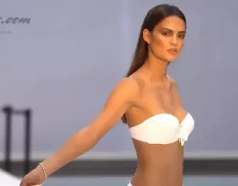 这衣服，连个吊带都没有，是怎么撑起来呢？