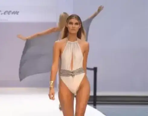 外国女孩真大胆，这样也敢穿，我想都不敢想