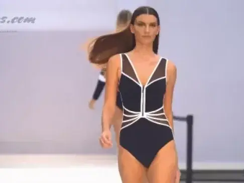 美女模特穿泳装走秀，没想到还是透视的，颠覆了我的世界观