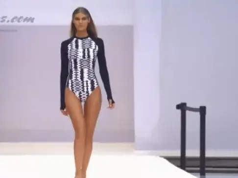 外国美女穿连体衣走秀，这么穿下面不难受吗？