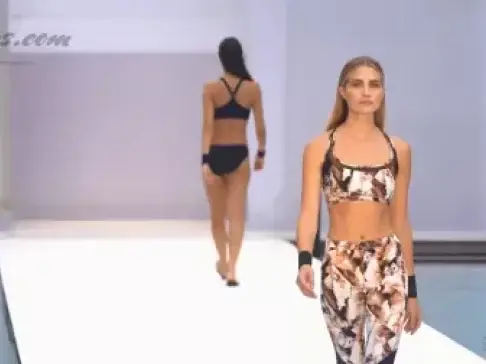 高挑美女时尚走秀，这身衣服，惊艳到了我