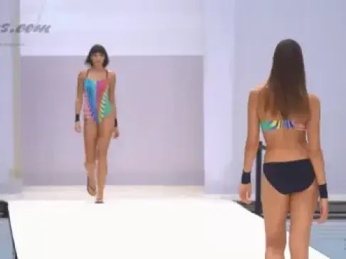 模特美女泳装秀，这迷人的身材，舞台大显