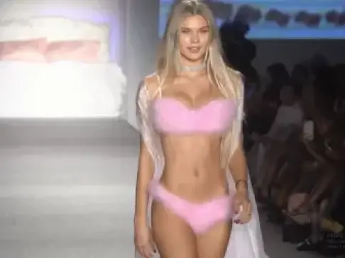 外国美女身穿透视装，这傲人身材，衣服根本挡不住