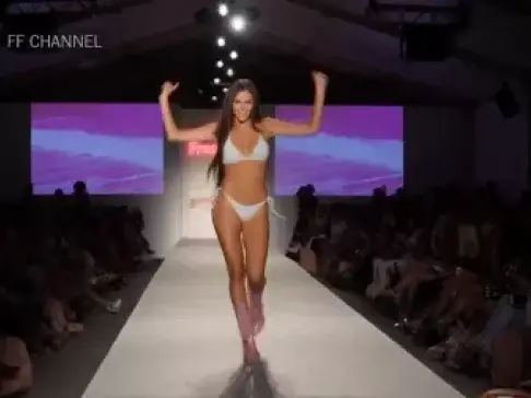 比基尼走秀，满满的吸引力，都看的不好意思了